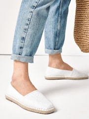 Bela z vezeninami - Espadrile s kvadratno prstno konico Forever Comfort - Slika 1 iz 7