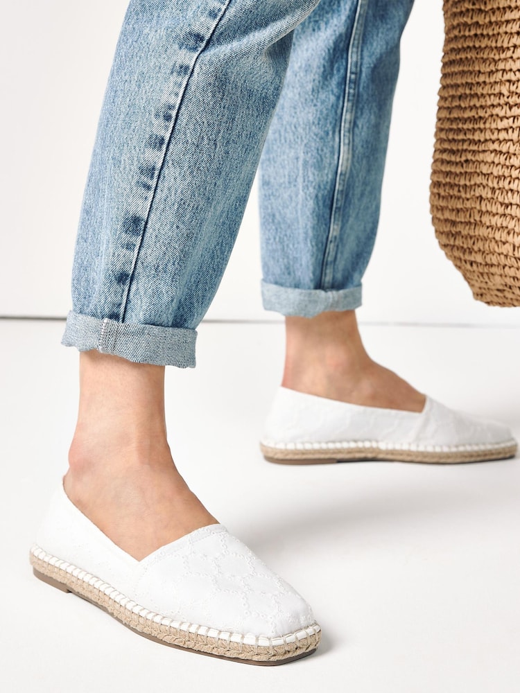 Bela z vezeninami - Espadrile s kvadratno prstno konico Forever Comfort - Slika 1 iz 7