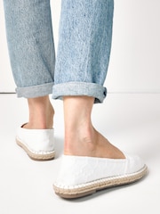 Bela z vezeninami - Espadrile s kvadratno prstno konico Forever Comfort - Slika 2 iz 7