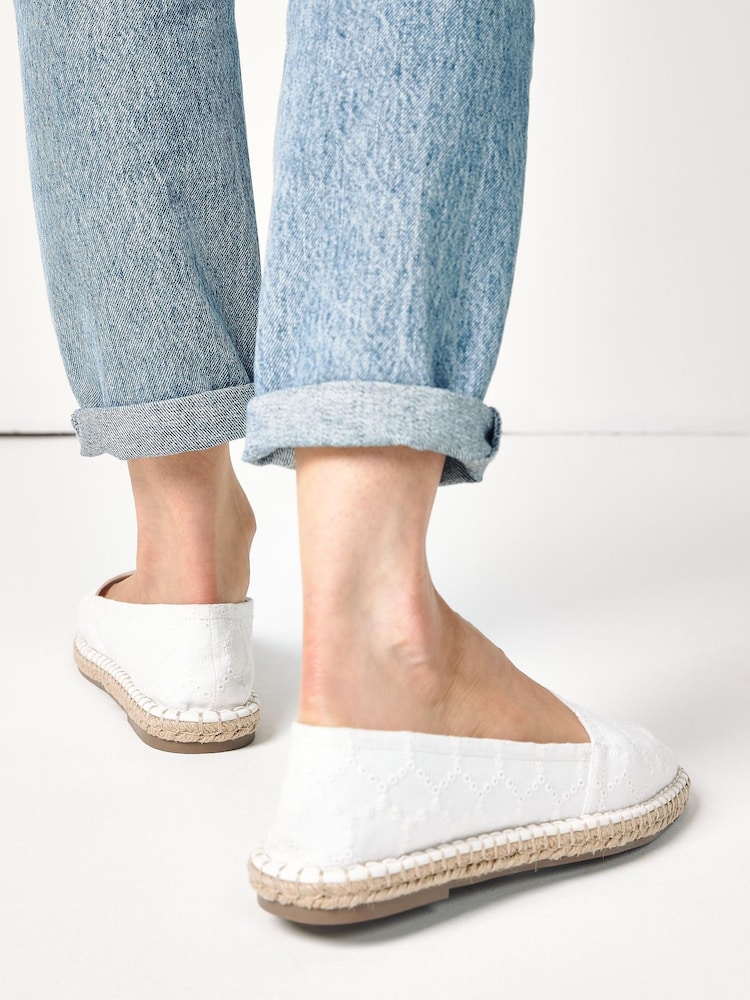 Bela z vezeninami - Espadrile s kvadratno prstno konico Forever Comfort - Slika 2 iz 7