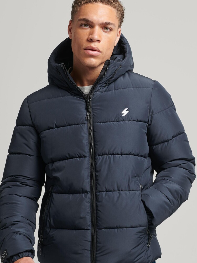 modra - Superdry moška športna puhovka s kapuco - Slika 1 iz 5 modra - Superdry moška športna puhovka s kapuco - Slika 1 iz 5