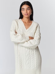 Ecru, Weiß - Strickkleid mit Zopfmuster und V-Ausschnitt - Bild 1 von 6