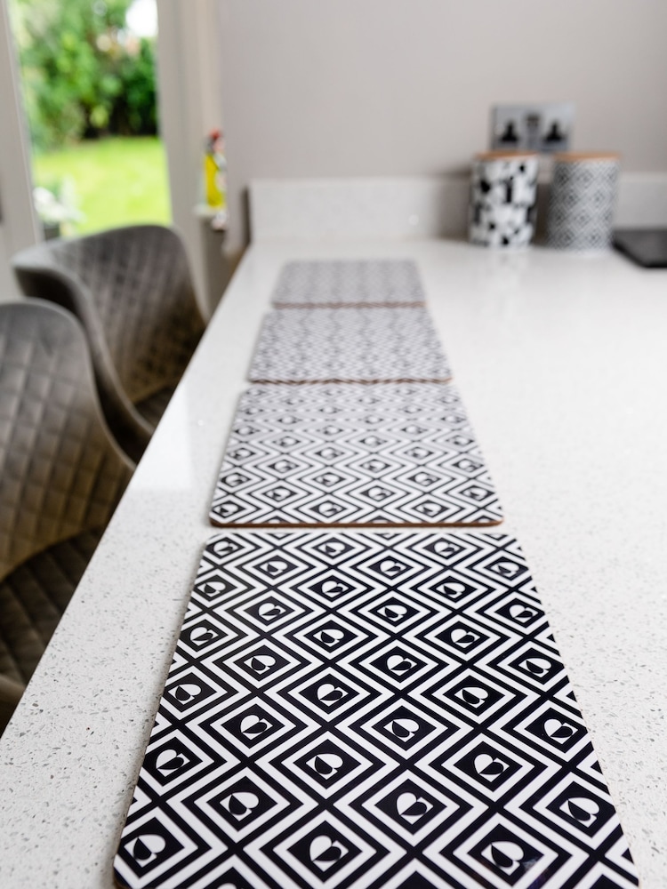 Beau And Elliot Set of 4 Monochrome Monochrome Tile Placemats - Image 5 of 5