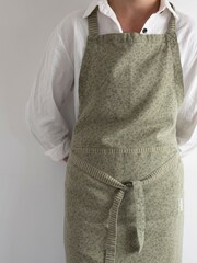 Laura Ashley Green Wild Clematis Apron - Image 3 of 4