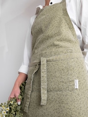 Laura Ashley Green Wild Clematis Apron - Image 4 of 4