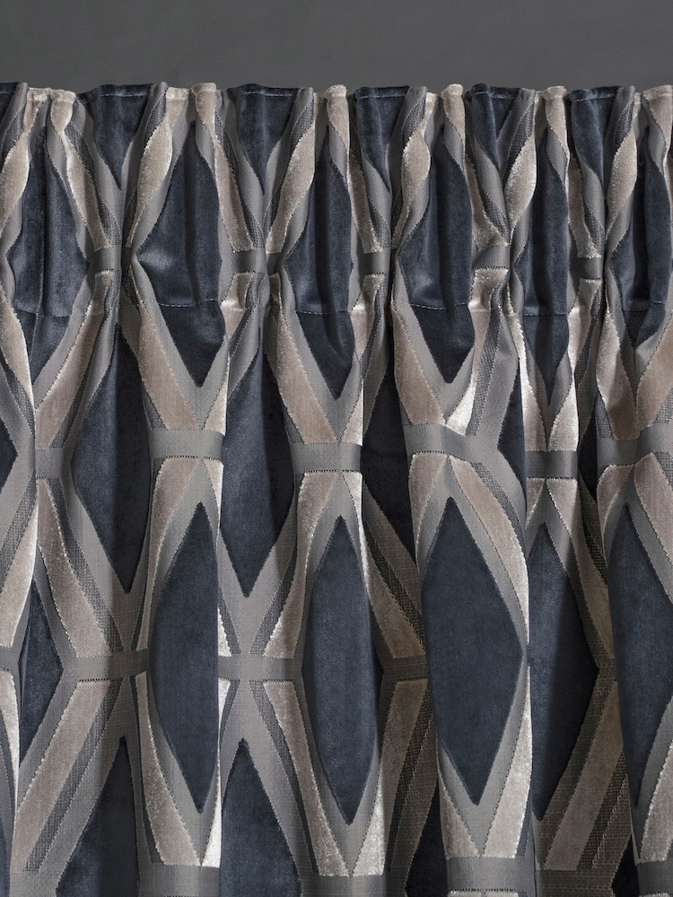 Next Collection Luxe Schwere, gefütterte Vorhänge aus Samt mit Bleistiftfalten und geometrischem Muster - Bild 1 von 1 Next Collection Luxe Schwere, gefütterte Vorhänge aus Samt mit Bleistiftfalten und geometrischem Muster - Bild 1 von 1