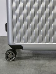 فضي - حقيبة سفر متوسطة الحجم Allure من Rock Luggage - صورة 4 من 6