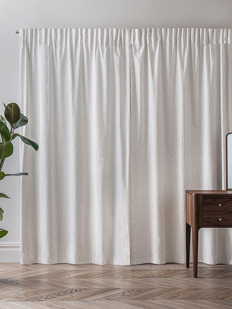 Jasper Conran London Pink Pencil Pleat Blackout Mini Leaf Curtain - Image 2 of 5 Jasper Conran London Pink Pencil Pleat Blackout Mini Leaf Curtain - Image 2 of 5