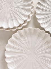 Set of 4 White Daisy Flower Dinner Plates - Image 2 of 4