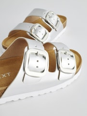 Silber-Metallic - Sandalen mit Korkfußbett und zwei Riemen - Bild 6 von 7