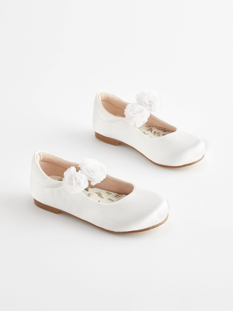 Weiß - Festliche Schuhe mit Ansteckblume - Bild 1 von 5 Weiß - Festliche Schuhe mit Ansteckblume - Bild 1 von 5