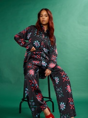 Another Sunday Satin weites Bein gedruckt Hose mit elastischer Taille in Druck - Bild 2 von 6