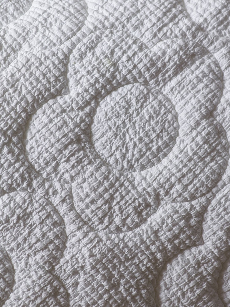 White Textured 100% Cotton Quilted Daisy Throw - Image 5 of 6
