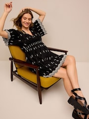 Schwarz - Umstandsmode Kleid mit Lochstickerei - Bild 3 von 8