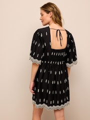Schwarz - Umstandsmode Kleid mit Lochstickerei - Bild 4 von 8