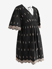 Schwarz - Umstandsmode Kleid mit Lochstickerei - Bild 7 von 8