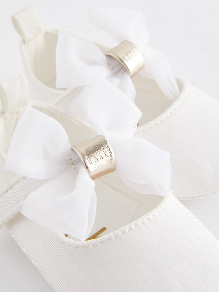 Elfenbein - Baker by Ted Baker – Babyschuhe für Mädchen mit Zierschleife - Bild 5 von 5 Elfenbein - Baker by Ted Baker – Babyschuhe für Mädchen mit Zierschleife - Bild 5 von 5