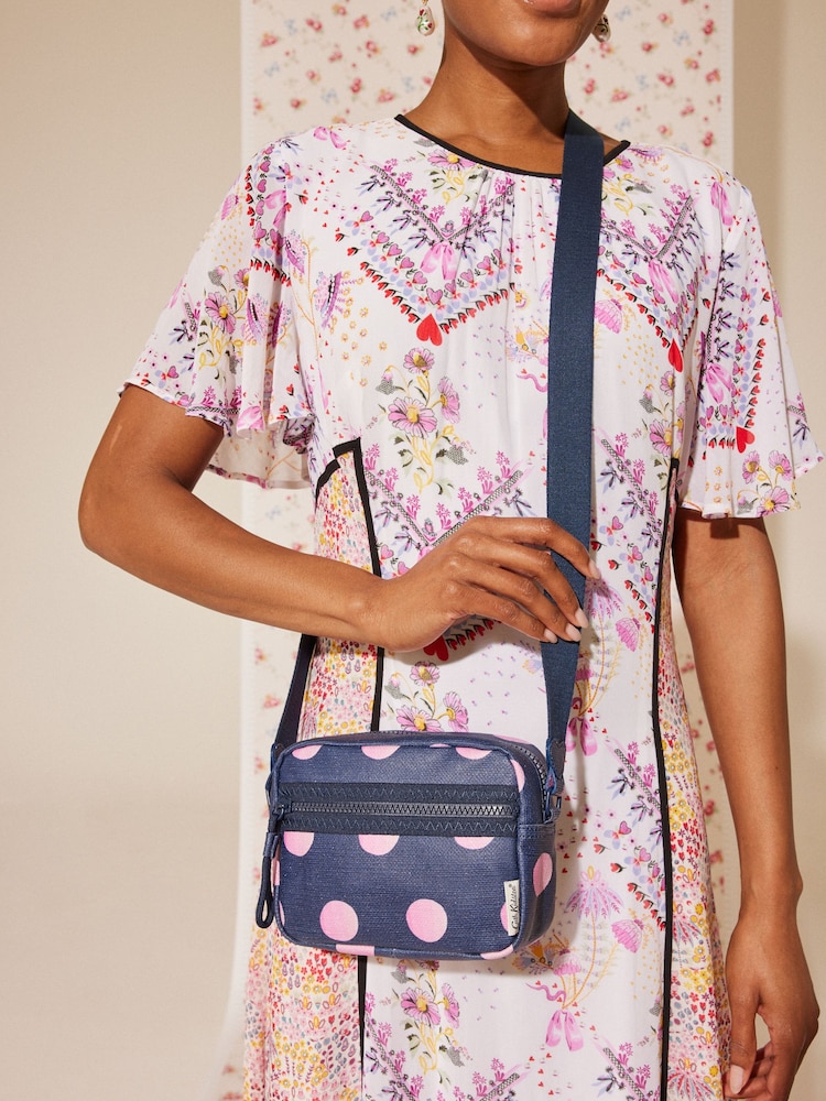 Marineblau mit Tupfen - Cath Kidston Utility-Kameratasche mit Umhängeriemen - Bild 2 von 11 Marineblau mit Tupfen - Cath Kidston Utility-Kameratasche mit Umhängeriemen - Bild 2 von 11