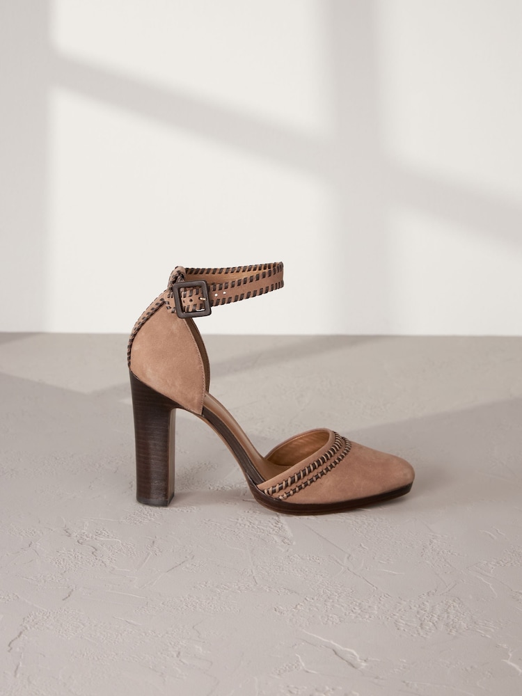 Camel - Signature Usnje z detajli šivov čevlji z visoko peto - Slika 2 iz 6 Camel - Signature Usnje z detajli šivov čevlji z visoko peto - Slika 2 iz 6