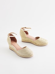 Złoty - Sandały na koturnie Forever Comfort® z zasłoniętymi palcami - Image 1 of 5