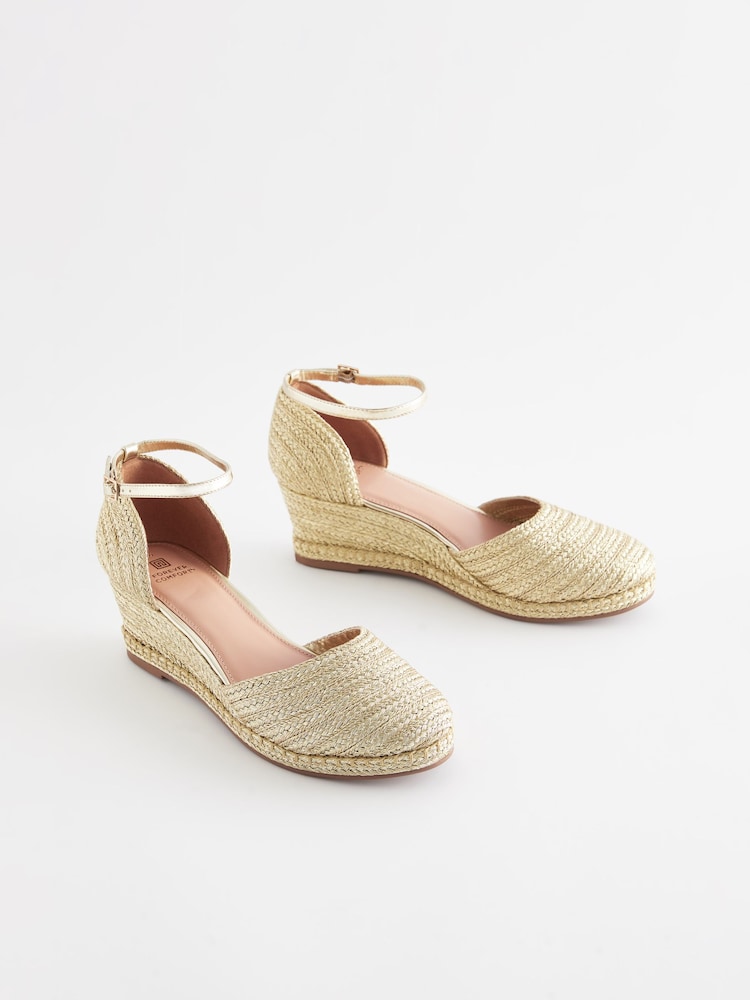Złoty - Sandały na koturnie Forever Comfort® z zasłoniętymi palcami - Image 1 of 5