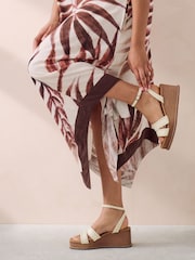 Knochen - Forever Comfort Lederschuhe mit Nieten und Keilabsatz - Bild 1 von 8