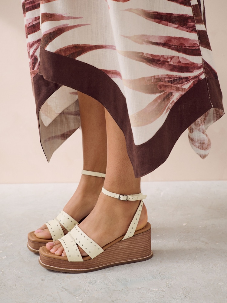 Knochen - Forever Comfort Lederschuhe mit Nieten und Keilabsatz - Bild 2 von 8