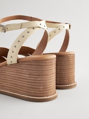 Knochen - Forever Comfort Lederschuhe mit Nieten und Keilabsatz - Bild 5 von 8