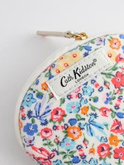 أزرق/أصفر زهور - محفظة مستديرة قطن 100% مزودة بجيب من Cath Kidston - صورة 3 من 4