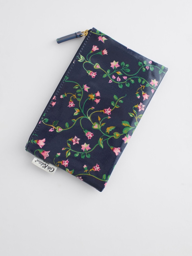 Marineblau mit floralem Muster - Cath Kidston, flache Geldbörse mit Reißverschluss aus 100 % Baumwolle - Bild 1 von 3 Marineblau mit floralem Muster - Cath Kidston, flache Geldbörse mit Reißverschluss aus 100 % Baumwolle - Bild 1 von 3