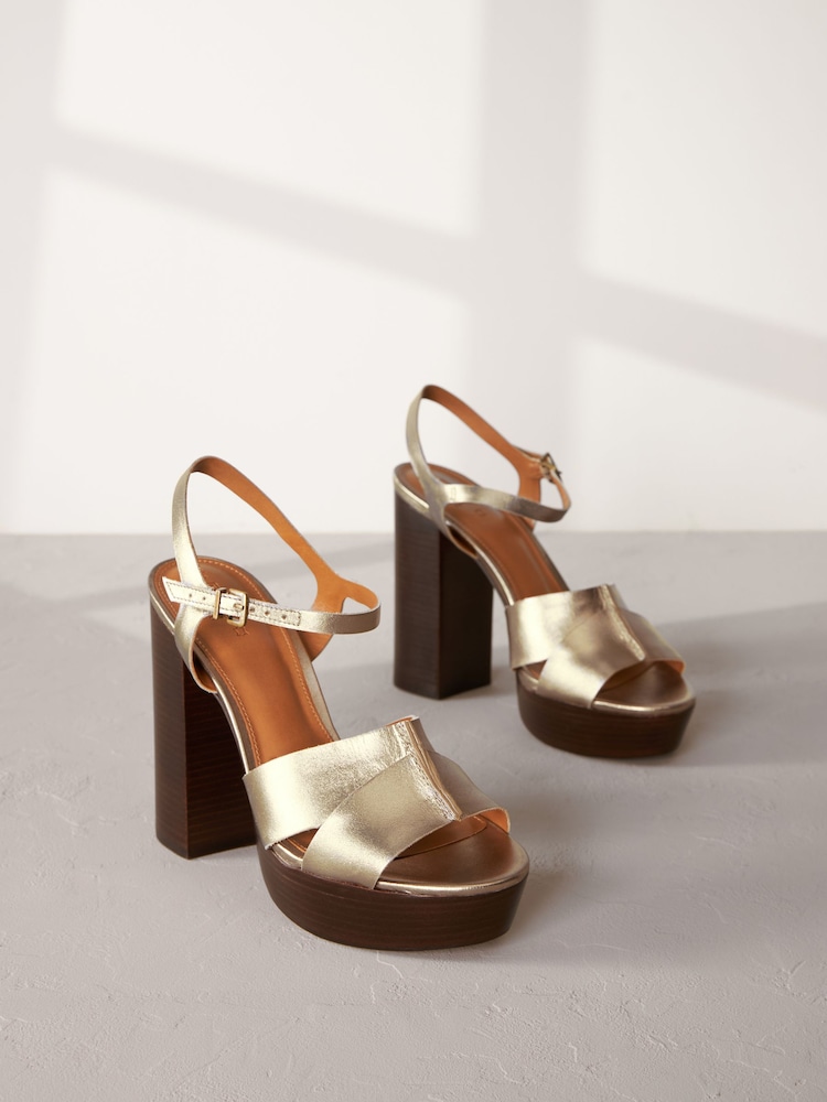 Gold - Signature Ledersandalen mit Plateausohle - Bild 1 von 6 Gold - Signature Ledersandalen mit Plateausohle - Bild 1 von 6