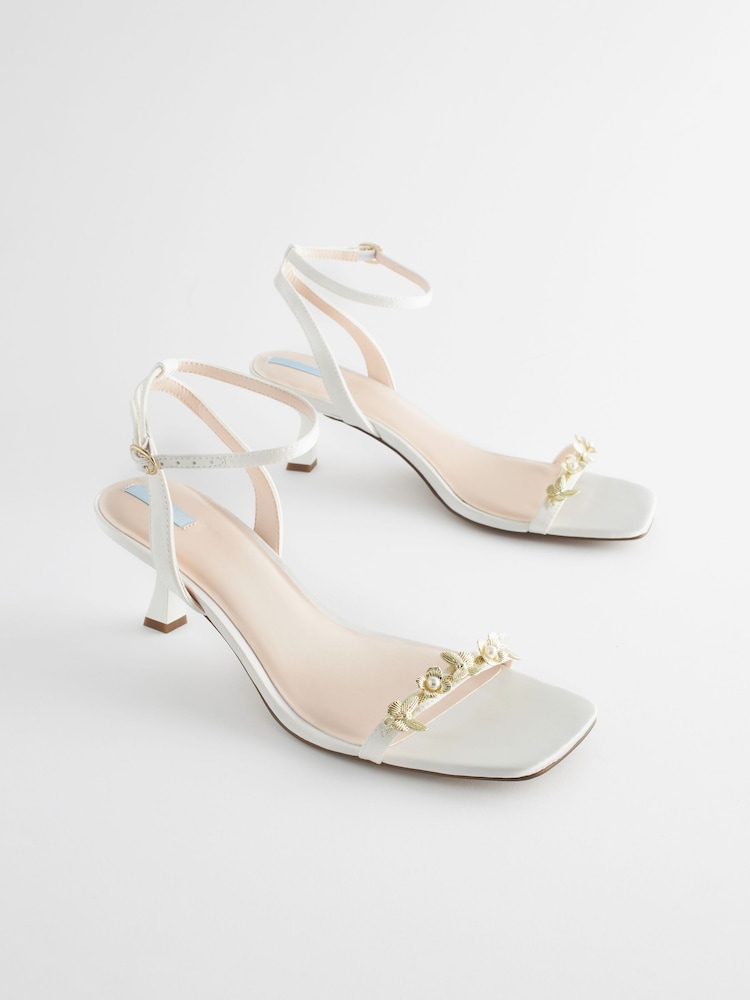 Elfenbein - Forever Comfort® Butterfly Trim Low Heel Bridal Sandalen​​​​​​​ - Bild 4 von 4