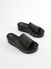 Schwarz - Forever Comfort® Pantoletten mit Keilabsatz und Nieten - Bild 1 von 7