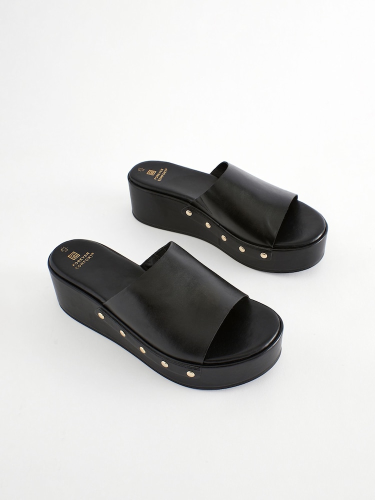 Schwarz - Forever Comfort® Pantoletten mit Keilabsatz und Nieten - Bild 1 von 7