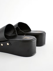 Schwarz - Forever Comfort® Pantoletten mit Keilabsatz und Nieten - Bild 5 von 7