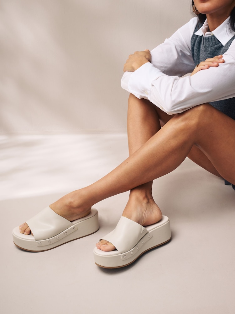 Knochen - Forever Comfort® Pantoletten mit Keilabsatz und Nieten - Bild 1 von 8 Knochen - Forever Comfort® Pantoletten mit Keilabsatz und Nieten - Bild 1 von 8