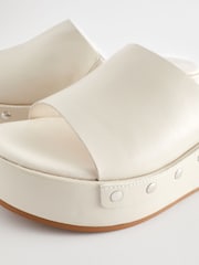 Knochen - Forever Comfort® Pantoletten mit Keilabsatz und Nieten - Bild 6 von 8