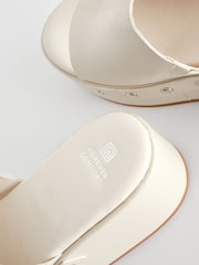 Knochen - Forever Comfort® Pantoletten mit Keilabsatz und Nieten - Bild 7 von 8