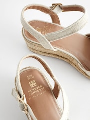 Neutrale Farbe - Forever Comfort Schuhe mit Keilabsatz und geschlossener Zehenpartie mit Zehenkappe - Bild 6 von 6