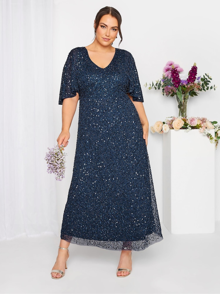 Vestido largo adornado con cuello de pico y mangas tipo ángel Luxe de Yours Curve - Imagen 1 de 4 Vestido largo adornado con cuello de pico y mangas tipo ángel Luxe de Yours Curve - Imagen 1 de 4