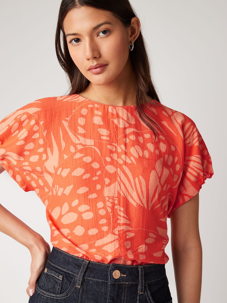 Oranžna s potiskom metuljev - Teksturirana škatlasta majica s kratkimi rokavi in naborki - Slika 2 iz 5 Oranžna s potiskom metuljev - Teksturirana škatlasta majica s kratkimi rokavi in naborki - Slika 2 iz 5