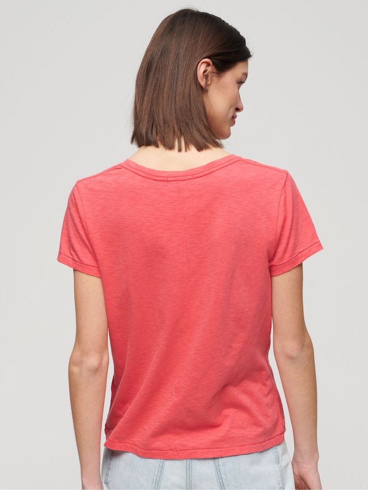 Coral rosa - Superdry Studios camiseta bordada con cuello en V - Imagen 2 de 10 Coral rosa - Superdry Studios camiseta bordada con cuello en V - Imagen 2 de 10