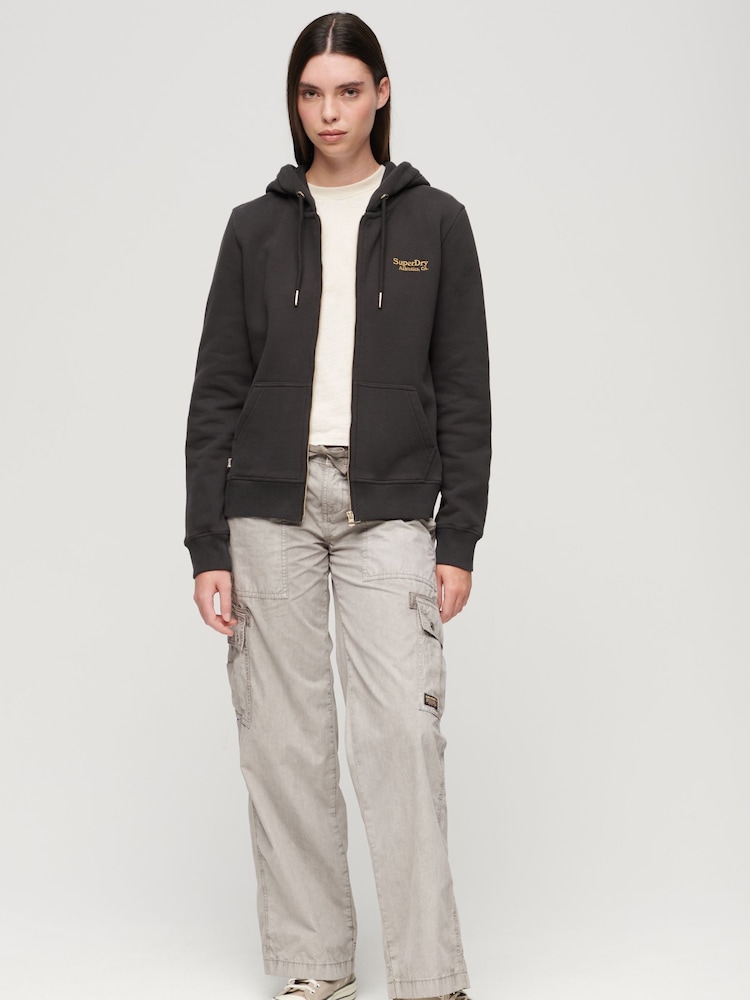 Bizonova črna barva - Superdry s kapuco, zadrgo in logotipom Superdry Essential - Slika 2 iz 8 Bizonova črna barva - Superdry s kapuco, zadrgo in logotipom Superdry Essential - Slika 2 iz 8