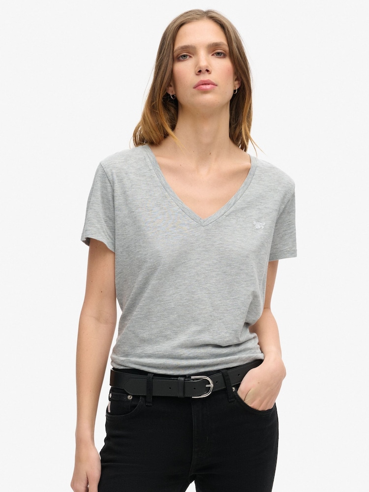 Superdry Studios Besticktes T-Shirt mit V-Ausschnitt aus 100% Baumwolle - Bild 1 von 1 Superdry Studios Besticktes T-Shirt mit V-Ausschnitt aus 100% Baumwolle - Bild 1 von 1