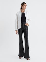 Pantalones de campana de cuero sintético de Good American - Imagen 3 de 7
