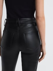Pantalones de campana de cuero sintético de Good American - Imagen 4 de 7