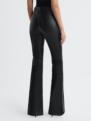 Pantalones de campana de cuero sintético de Good American - Imagen 5 de 7