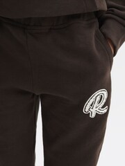 Reiss Chocolate Toby Senior Garment Dyed Logo Joggers - Image 4 of 6