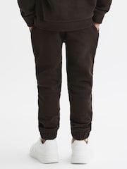 Reiss Chocolate Toby Senior Garment Dyed Logo Joggers - Image 5 of 6