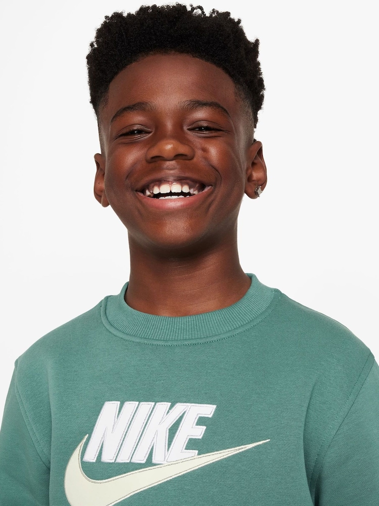 Nike Green Sweatshirt and Shorts Tracksuit Set - Image 3 of 9